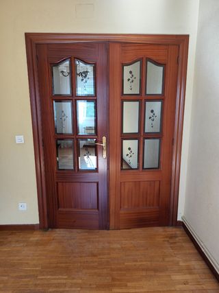 Puerta de salón con cristal