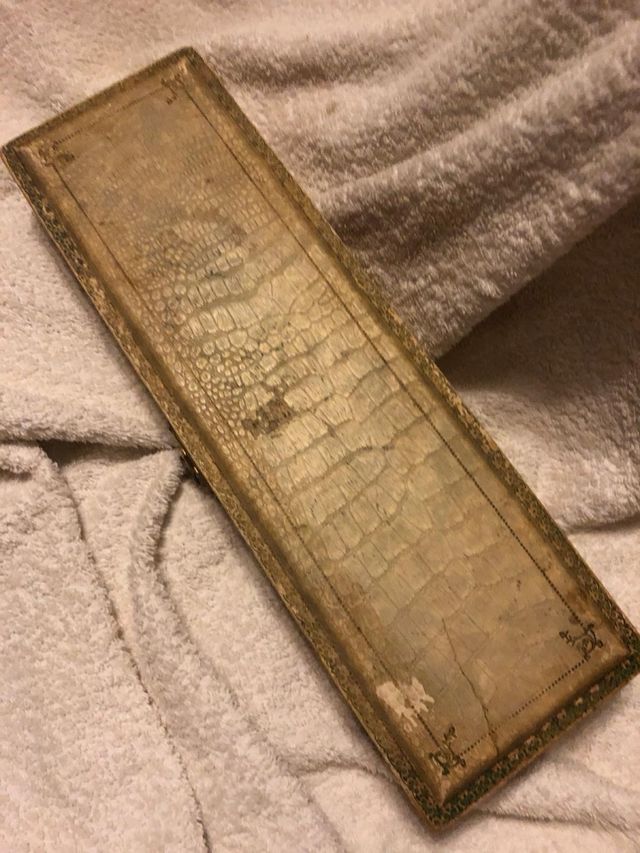 Scatola antica con posate