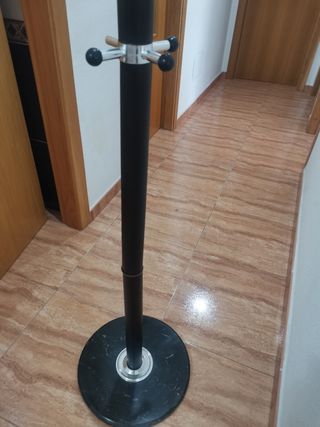 Perchero de pie metal y mármol
