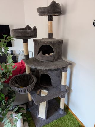 Árbol para gatos gris y marrón