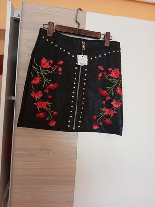 Falda polipiel negra bordada flores rojas