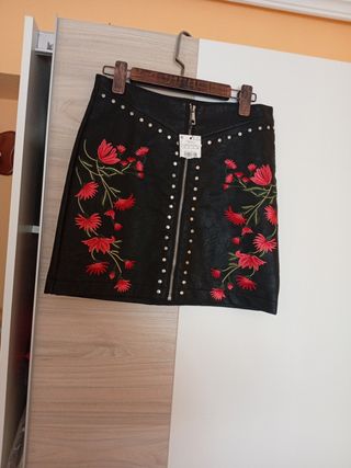 Falda polipiel negra bordada flores rojas