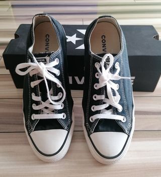 Zapatillas Converse Negras y Blancas
