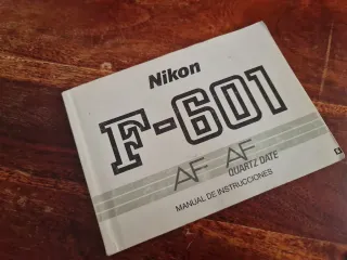 Nikon F-601 AF Cámara Analógica + Lente + Baterías