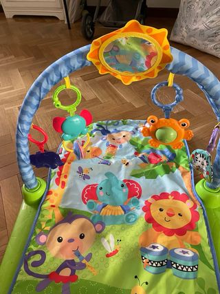 Parque de juegos para bebé con piano