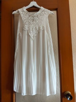 Vestido blanco con encaje y plisado