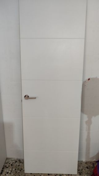Puerta blanca moderna con manilla plateada