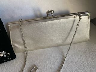 Cartera de fiesta plateada con cadena
