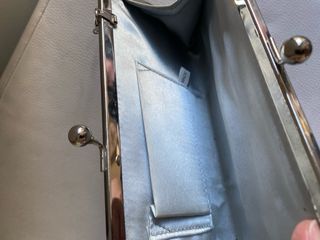 Cartera de fiesta plateada con cadena