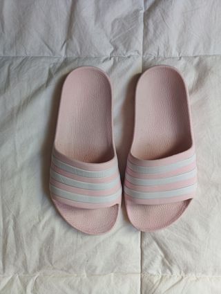 Chanclas Adidas rosas y blancas talla 32