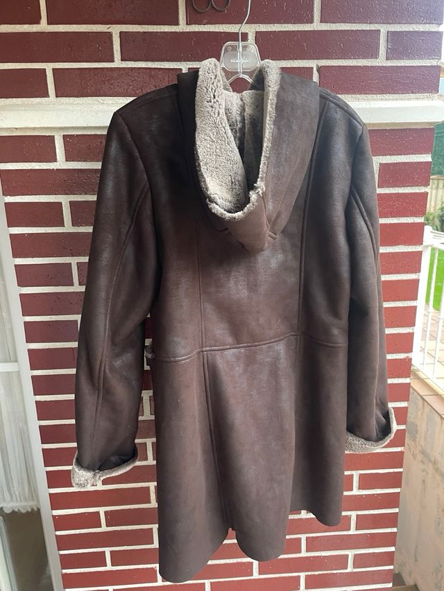 Abrigo largo marrón con capucha y pelo