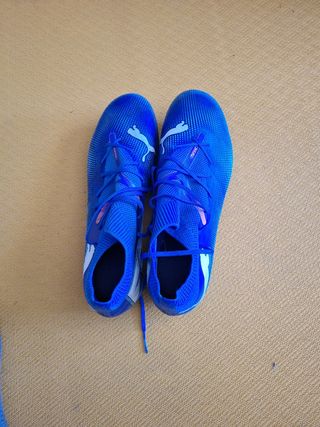 Botas de fútbol PUMA azules.