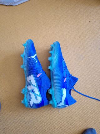 Botas de fútbol PUMA azules.