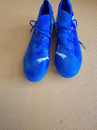 Botas de fútbol PUMA azules.