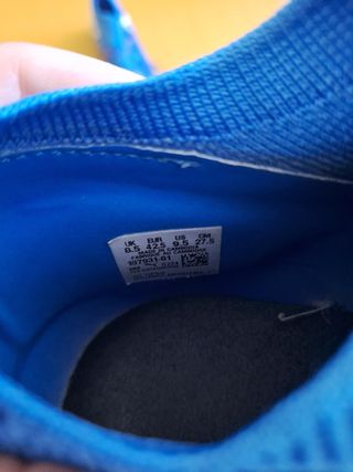 Botas de fútbol PUMA azules.