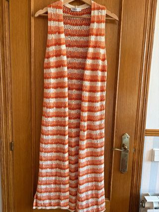 Chaleco largo de punto naranja y blanco