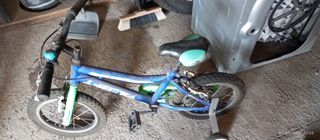 Bicicleta infantil azul con ruedines