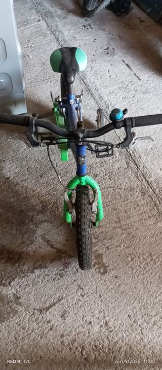 Bicicleta infantil azul con ruedines