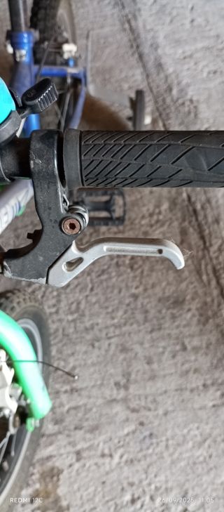 Bicicleta infantil azul con ruedines