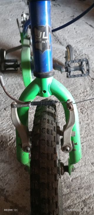Bicicleta infantil azul con ruedines