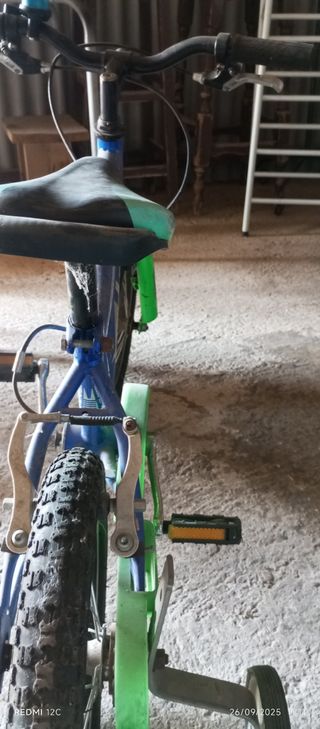 Bicicleta infantil azul con ruedines