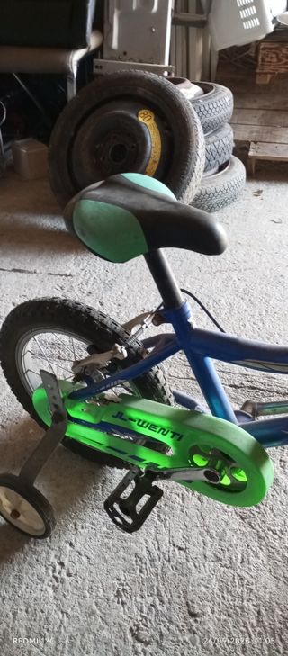 Bicicleta infantil azul con ruedines