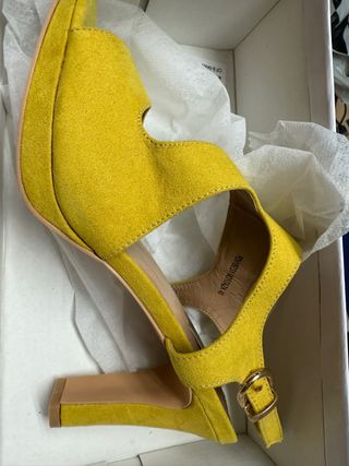 Sandalias tacón amarillo talla 40