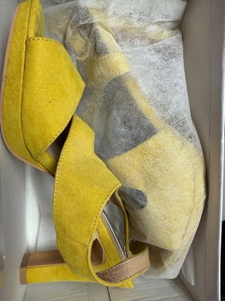 Sandalias tacón amarillo talla 40