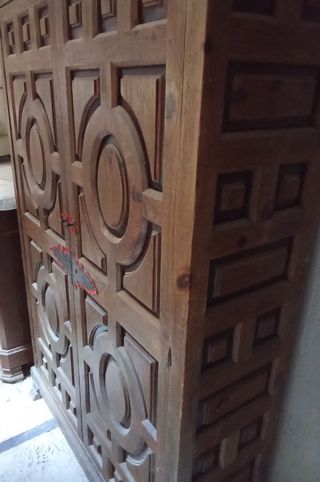 Armario antiguo de madera con estantes