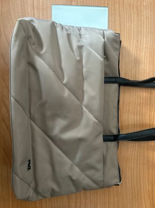Bolso acolchado beige y negro
Para ordenador