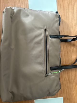 Bolso acolchado beige y negro
Para ordenador