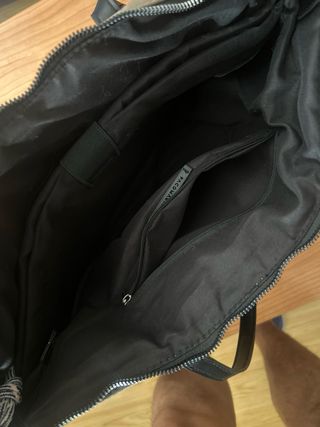 Bolso acolchado beige y negro
Para ordenador