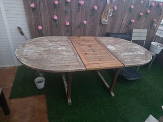 Mesa de patio extensible de madera.