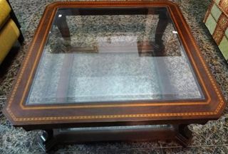 Mesa de centro de nogal con tapa de cristal