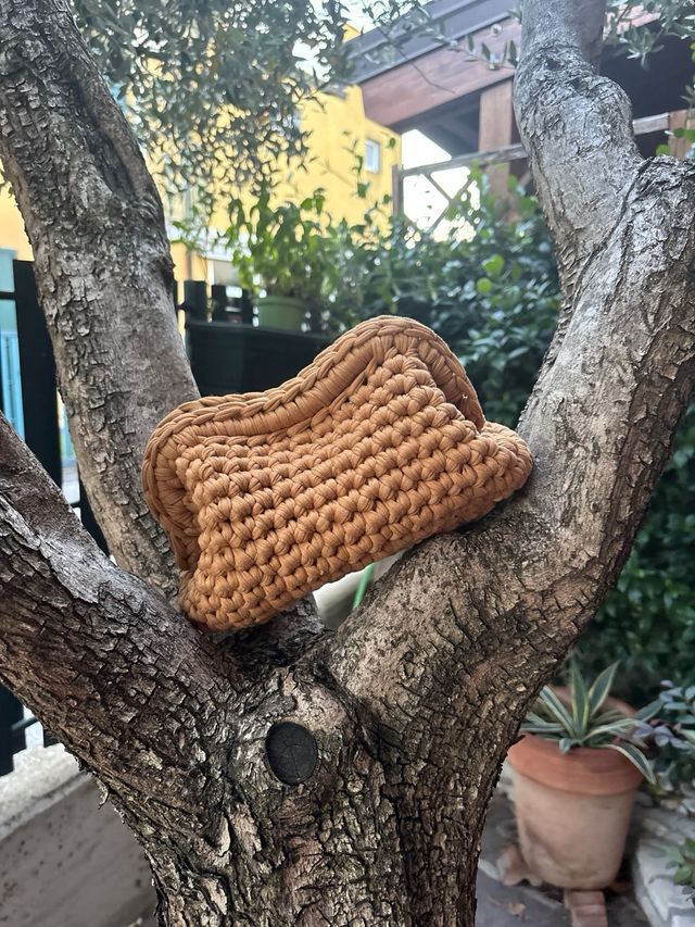 Pochette uncinetto beige fatta a mano
