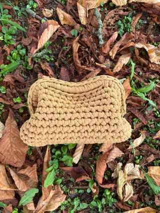 Pochette uncinetto beige fatta a mano