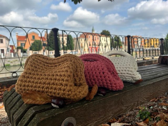 Pochette uncinetto beige fatta a mano