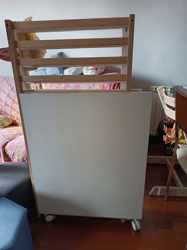 Cuna de madera blanca