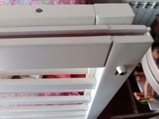 Cuna de madera blanca