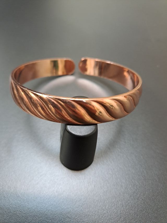 Pulsera ajustable de cobre relieve ondulado Nueva