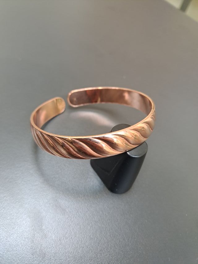 Pulsera ajustable de cobre relieve ondulado Nueva