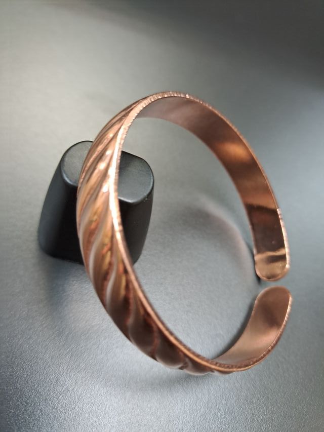 Pulsera ajustable de cobre relieve ondulado Nueva