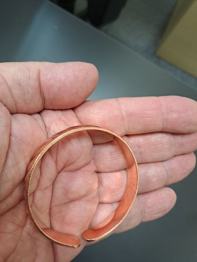 Pulsera ajustable de cobre relieve ondulado Nueva
