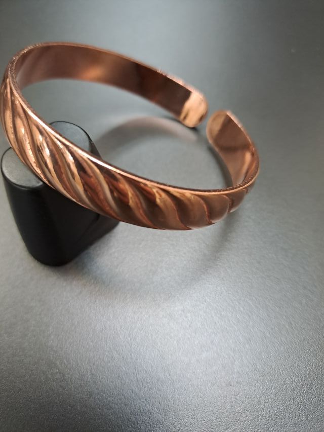 Pulsera ajustable de cobre relieve ondulado Nueva