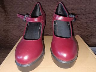 Zapatos de tacón Mary Jane rojos