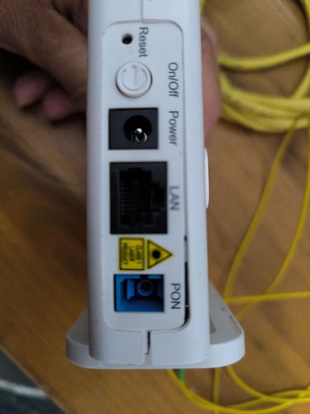 Cable de Fibra Óptica y Adaptador de Red