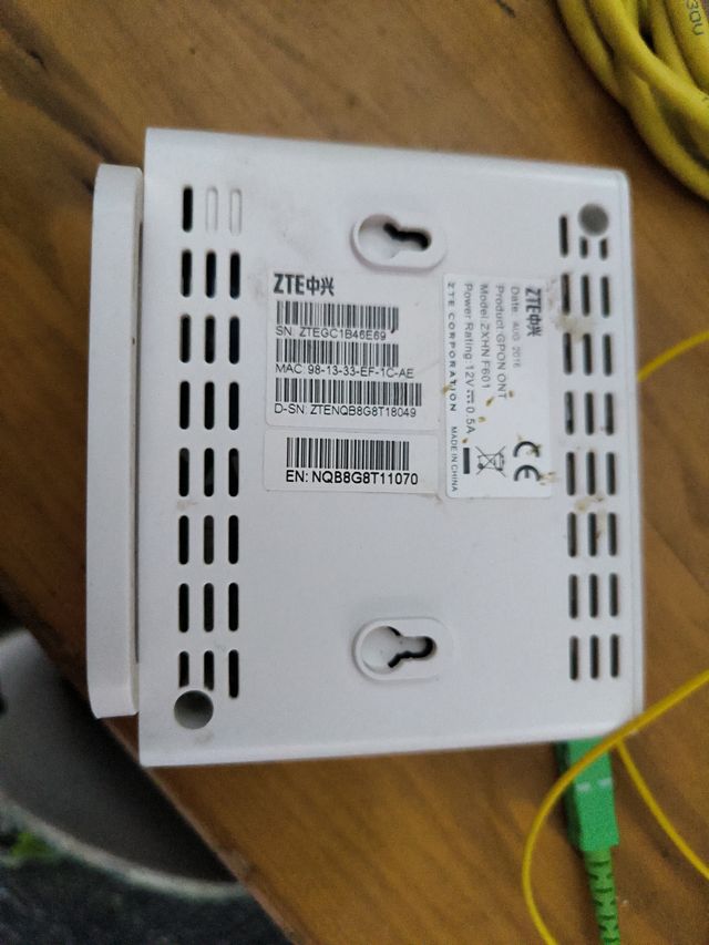 Cable de Fibra Óptica y Adaptador de Red