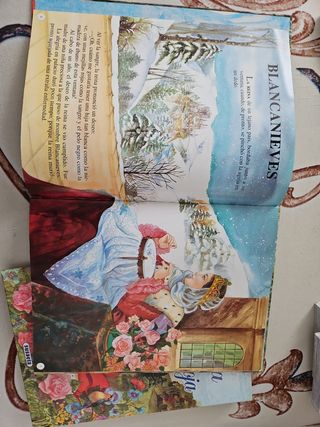 CAPERUCITA ROJA y BLANCANIEVES