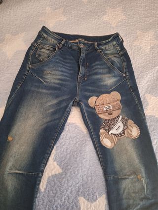 Pantalones vaqueros con oso