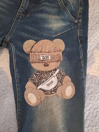 Pantalones vaqueros con oso